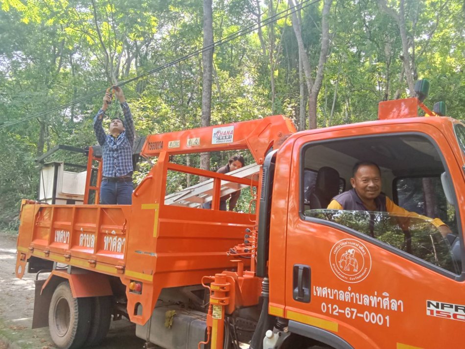 เมื่อวันที่ 20 กรกฎาคม 2569 ทีมช่างไฟฟ้า เทศบาลตำบลท่าศิลา ได้ทำการออกสำรวจสายไฟฟ้าที่รั่ว ณ วัดป่านังเลิส 