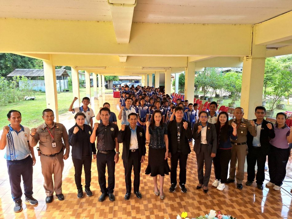 วันนี้เวลา 900 น ท่านนายกจันทร์ทิพย์ได้รับเกียรติให้เป็นประธานในพิธีเปิดโครงการ เยาวชนยุคใหม่ห่างไกลยาเสพติดที่โรงเรียนบ้านชัยชนะ โดยมีท่านรองอุทัย ท่านรองณรงค์ ท่านปลัดเทศบาล เลขานุการ และสมาชิกสภาเทศบาล เข้าร่วมโครงการในครั้งนี้ด้วย