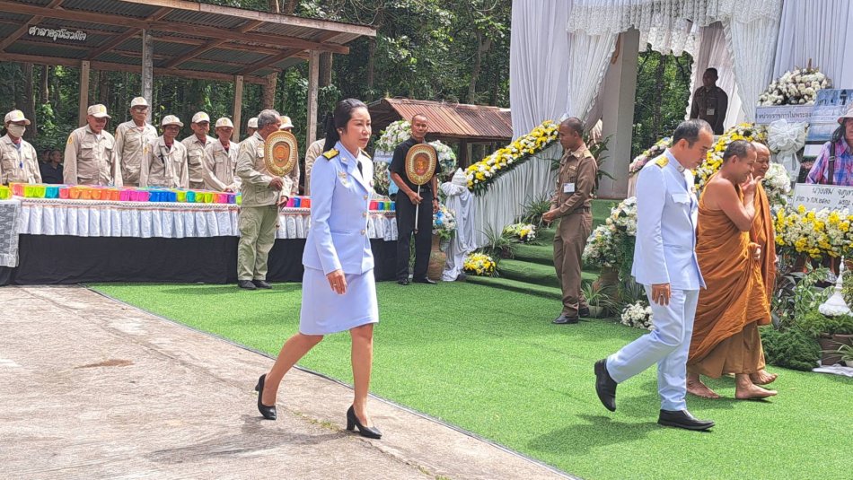 เมื่อวันที่ 20 กรกฎาคม  ท่านนายกพร้อมคณะบริหาร สมาชิกสภาร่วม  พิธีพระราชทานเพลิงศพ คุณแม่สม จตุเทน ณ.ป่าช้าบ้านท่าดินแดงพัฒน (นายกทอดผ้าไตรรอง)